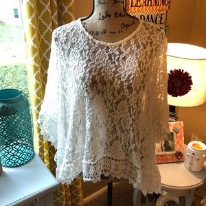 📍SOLD📍Creamy White Lace Poncho
